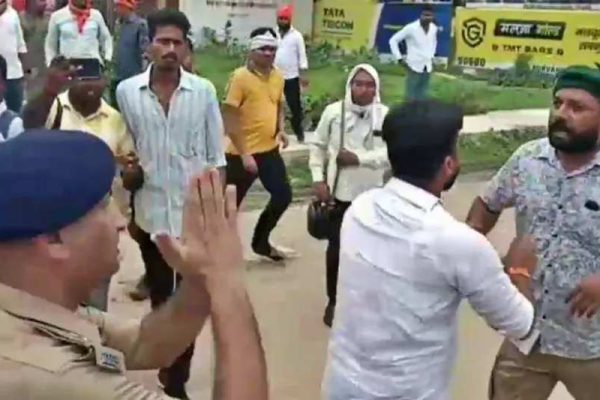 वाराणसी में क्षत्रिय VS राजभर! मारपीट मामले में करणी सेना ने लगाया एकतरफा कार्रवाई का आरोप, बुलाई महापंचायत, हाथ जोड़ती रही पुलिस