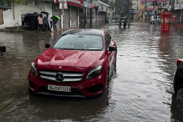 मर्सिडीज पानी में फंसी, 10 लाख का हर्जाना दो’, गाजियाबाद के कारोबारी का नगर निगम को लीगल नोटिस
