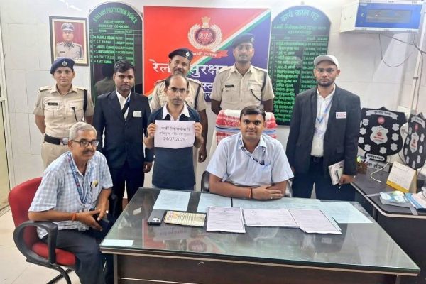 ग्वालियर बरौनी एक्सप्रेस में फर्जी टीटीई गिरफ्तार, यात्रियों से कर रहा था अवैध वसूली