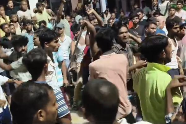 Uttar Pradesh: झंडा लगाने के विवाद में कांवड़ियों पर हमला, 13 के खिलाफ मुकदमा दर्ज, 6 को पुलिस ने लिया हिरासत में