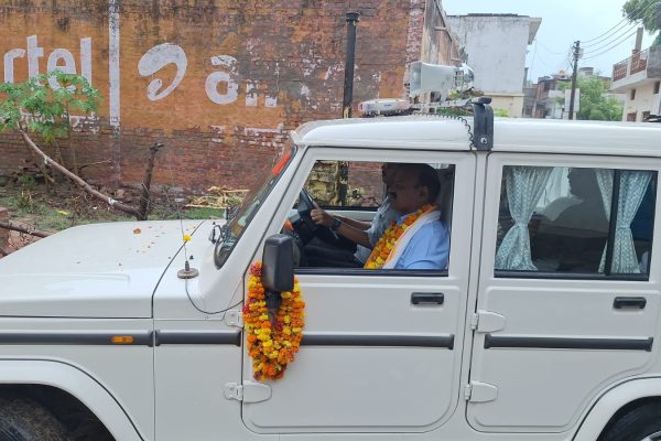 अमेठी तहसील में भावुक विदाई समारोह: एसडीएम ने खुद रिटायर स्टेनो को छोड़ा घर