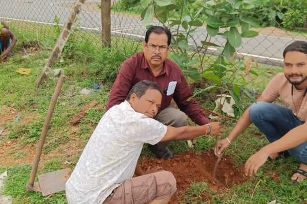 जशपुर: सहकारी समिति तपकरा,कोनपारा चोंगरीबहार एवं कांसाबेल में पौधरोपण किया गया…
