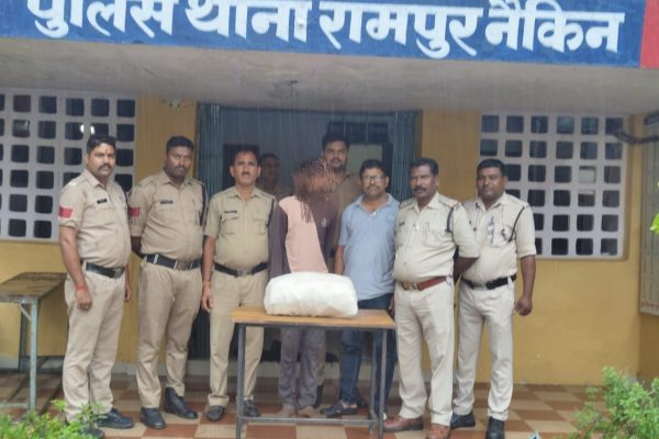 सीधी: गांव में ग्राहक का इंतज़ार कर रहा था तस्कर, पुलिस ने घेराबंदी कर दबोचा…100 शीशी नशीली सिरप बरामद
