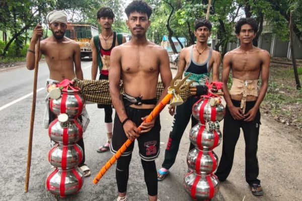 सहारनपुर विदेश जाने की मन्नत लेकर निकले शिवभक्त, 131 लीटर गंगाजल के साथ कर रहे कांवड़ यात्रा