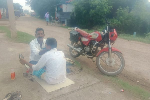 यह कैसा पौनी पसारी: जान जोखिम में डालकर नाई सड़क किनारे बैठ बना देता है अपने ठाकुरों की हजामत…