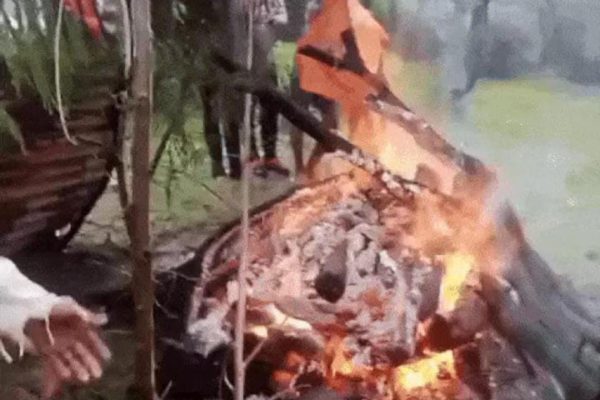 मौत के बाद भी नहीं मिला सम्मान! टीन पकड़कर बारिश में किया अंतिम संस्कार