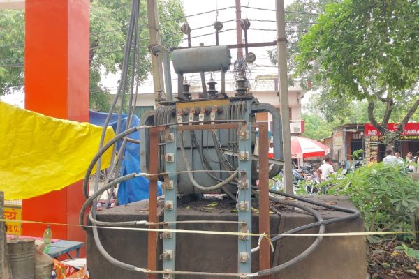 Uttar Pradesh: हादसे को आमंत्रण देता बिजली विभाग का यह ट्रांसफार्मर, नींद में शासन-प्रशासन