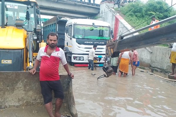 मिर्जापुर : नगर से लेकर गांव तक बाढ़ जैसे हालात, जन-जीवन हुआ अस्त-व्यस्त, गंगा के तटवर्ती इलाकों में प्रशासन की भाग दौड़ हुईं तेज़, जाने वज़ह