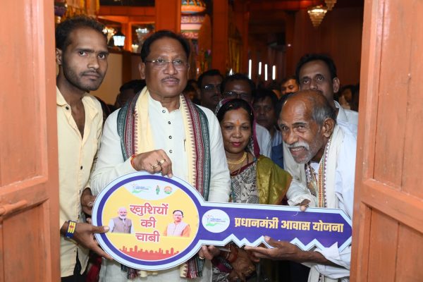 प्रधानमंत्री आवास योजना से बदल रही ग्रामीण परिवार की जिंदगी ” जशपुर जिले में 74 हजार से अधिक आवास बन कर तैयार