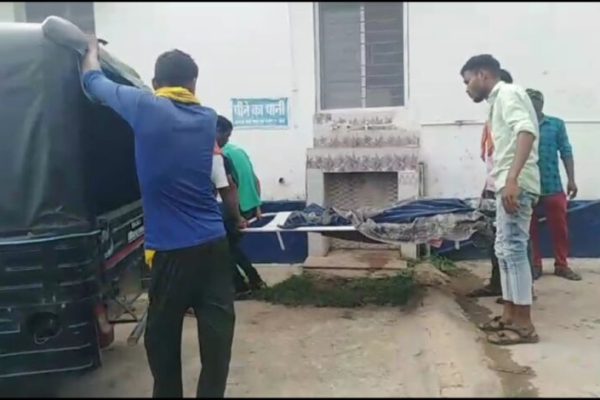 सीधी की शर्मनाक तस्वीर: बच्ची की मौत के बाद शव वाहन नहीं मिला, समाजसेवी ने चंदा जुटाया!