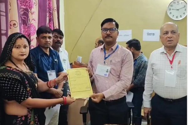 Madhya Pradesh: दमोह में पहला पेपरलेस उपचुनाव पूराः गैसाबाद जनपद सदस्य का चुनाव निशा कुर्मी ने 434 वोटों से जीता