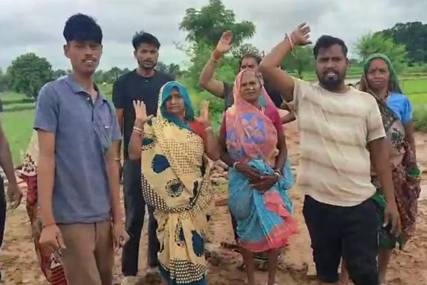 दमोह: हाथी घाट गांव में आजादी के बाद से नहीं बनी पक्की सड़क, नाराज ग्रामीणों ने कीचड़ भरी सड़क पर धान रोपकर किया विरोध