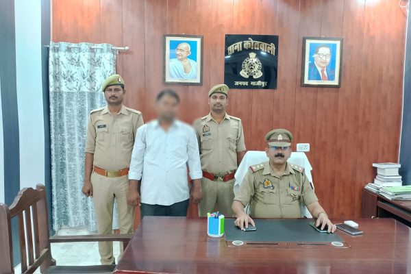फर्जी मेडिकल सर्टिफिकेट बनाने वाले को आरोपी को प्रिंसिपल ने पकड़ किया पुलिस के हवाले, कई नकली मुहरें जब्त
