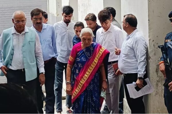 “कुलाधिपति का औचक निरीक्षण: टूटी अलमारी और गड़बड़ मेन्यू पर गरजीं आनंदीबेन”