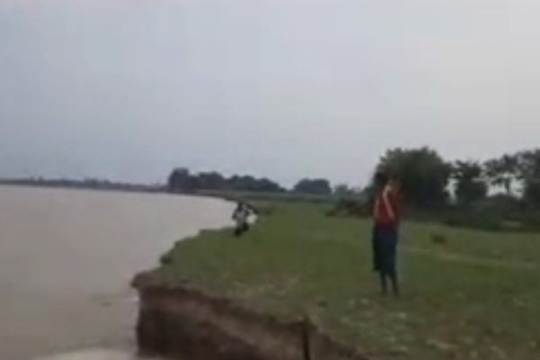 गोंडा: घाघरा नदी की कटान से ग्रामीणों में दहशत, अब तक 60 बीघा जमीन बह चुकी…प्रशासन से लगाई गुहार