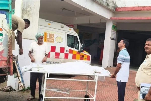औरंगाबाद: सड़क किनारे अज्ञात युवक का शव मिला, पुलिस जांच में जुटी