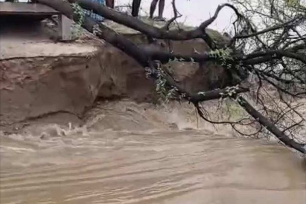 Uttar Pradesh: नहर का किनारा टूटा, महेवा क्षेत्र के दर्जनों गांवों में घुसा बाढ़ का पानी, ग्रामीणों में भारी आक्रोश