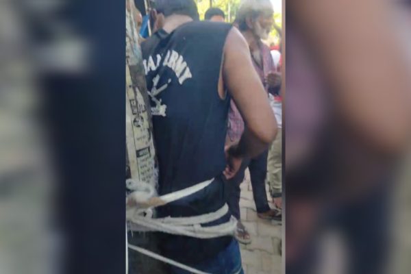 बस्ती: चाकू लेकर दूकानदार को धमकाने वाले युवक को भीड़ ने खंभे से बांधा, वीडियो सोशल मीडिया पर वायरल