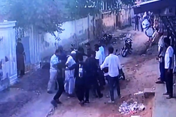मामूली कहासुनी ने लिया गंभीर रूप, लात-घूंसों से हुई मारपीट…CCTV में कैद हुई वारदात