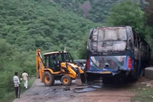 मनसा माता मंदिर के पास भीषण बस हादसा: ब्रेक फेल होने से लगी आग, एक श्रद्धालु की मौत…21 घायल