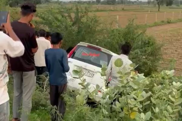 कार ने मारी बाइक सवार दंपती को टक्कर दोनों की हुई मौत, तीन बच्चों के सिर से उठा माँ बाप का साया