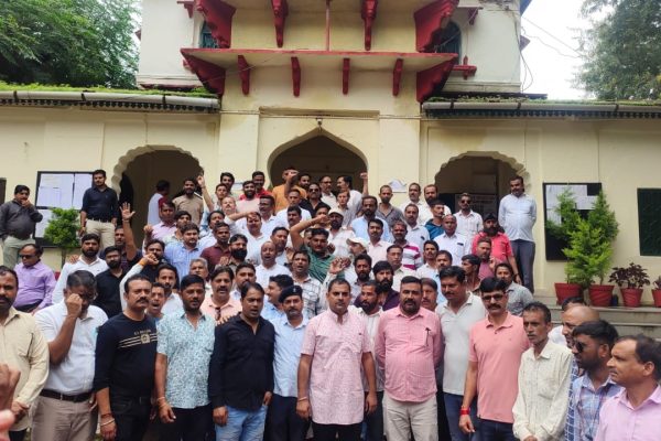 माउंट आबू में पत्रकार पर हुए हमले के विरोध में जोरदार प्रदर्शन, SDM कार्यालय का घेराव कर मुख्यमंत्री के नाम सौंपा ज्ञापन