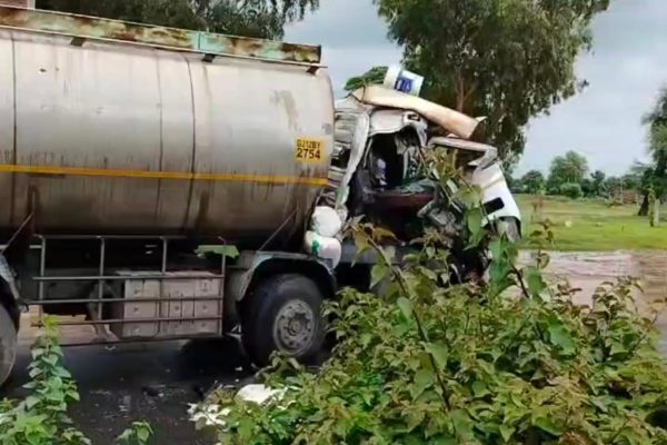 दौसा: नेशनल हाईवे-21 पर टैंकर-ट्रेलर की जोरदार टक्कर, चालक गंभीर रूप से घायल…केमिकल लीकेज से मचा हड़कंप