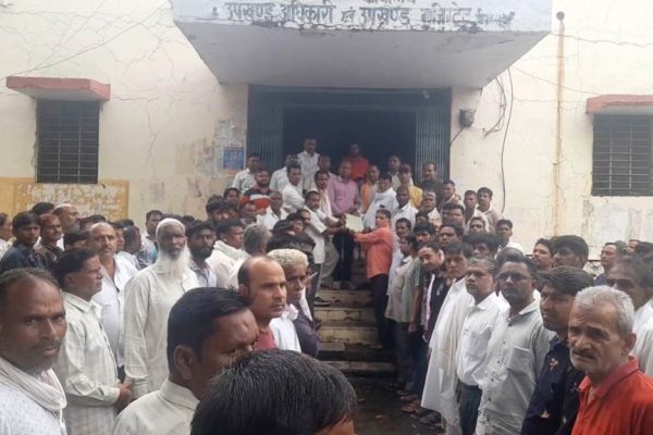 प्रतापगढ़: घर में घुसकर महिला से दुष्कर्म, आत्महत्या के बाद गांव में फैला आक्रोश…आरोपी को बेदखल करने की मांग को लेकर सौंपा ज्ञापन