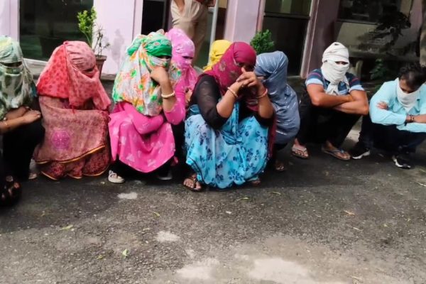 दौसा के श्रीराम टिकड़ हाउस में पुलिस का छापा: 8 महिलाएं ग्राहकों के साथ संदिग्ध अवस्था में मिलीं, लंबे समय से चल रहा था देह व्यापार का खेल