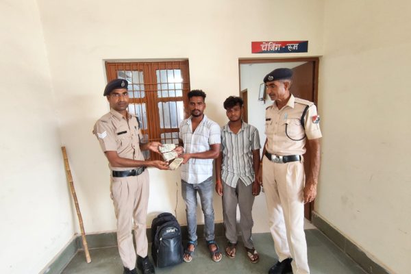 खेड़ली स्टेशन पर लावारिस बैग में मिले 1.52 लाख, RPF ने ईमानदारी से लौटाया यात्री को