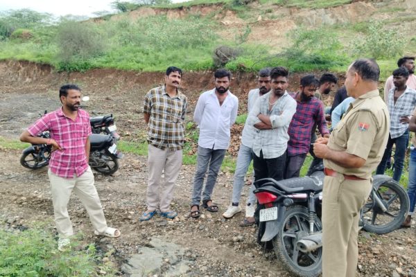 रॉयल्टी के नाम पर फर्जी रसीदों का खेल,ट्रेक्टर चालकों से अवैध वसूली पर मामला दर्ज