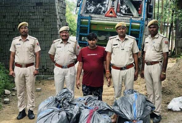 कपड़े और दवाओं की आड़ में ज़हर की खेप! हाईवे पर भादसोड़ा पुलिस की बड़ी कार्रवाई