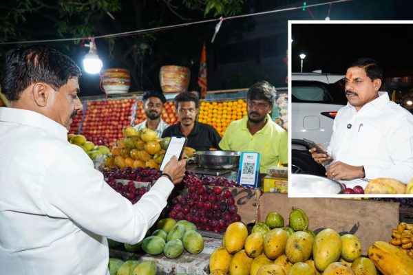 मुख्यमंत्री मोहन यादव ने भोपाल के TT नगर में ठेले से खरीदे फल, ऑनलाइन किया पेमेंट
