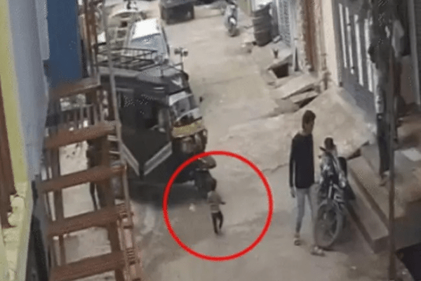 घर के बाहर खेल रहे बच्चे को ऑटो ने कुचला:सिवनी में मासूम के पेट से गुजर गया पहिया..
