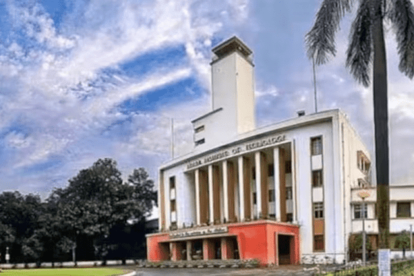 IIT छात्र की संदिग्ध मौत, हॉस्टल में लटका मिला शव, परिजनों ने रैगिंग का लगाया आरोप