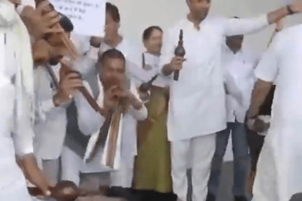 मध्य प्रदेश में कांग्रेस विधायकों ने बजाई बीन, जानिए नेता प्रतिपक्ष ने क्यों कहा- भैंस की तरह हो गई है सरकार