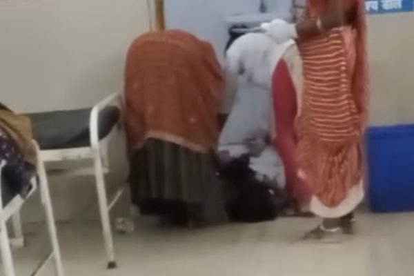 श्योपुर: सरकारी अस्पताल में बाथरूम में महिला ने दिया बच्चे को जन्म, पति बोला- स्टाफ नर्स की लापरवाही से हुआ
