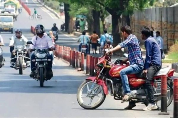 लूट के बाद भाग रहे बाइक सवार बदमाशों की कार से भिड़ंत, 12 साल के बच्चे की मौत, आठ घायल