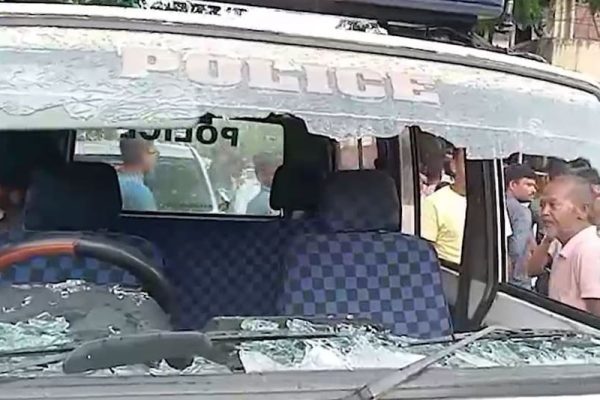 बंगाल: कूचबिहार में शुभेंदु अधिकारी के काफिले पर हमला, BJP ने TMC कार्यकर्ताओं पर लगाया आरोप