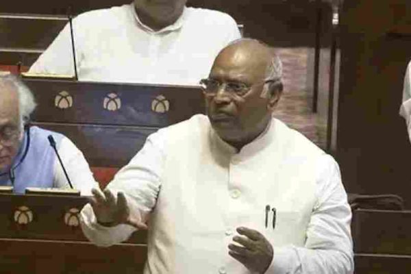‘हाउस ऑर्डर में नहीं है और बिल पास हो रहे… ये लोकतंत्र के साथ धोखा’, राज्यसभा में खड़गे का वार