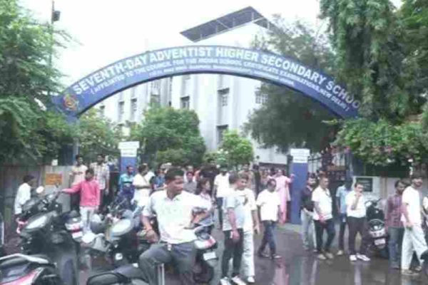अहमदाबाद: स्कूल में छात्र ने चाकू घोंपकर 10वीं के स्टूडेंट की ले ली जान, भारी बवाल और तोड़फोड़