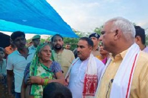प्रभारी मंत्री जवाहर सिंह बेढम ने गढ़ीजाफर में लिया बाढ़ राहत कार्यों का जायज़ा, अधिकारीयों को दिए निर्देश