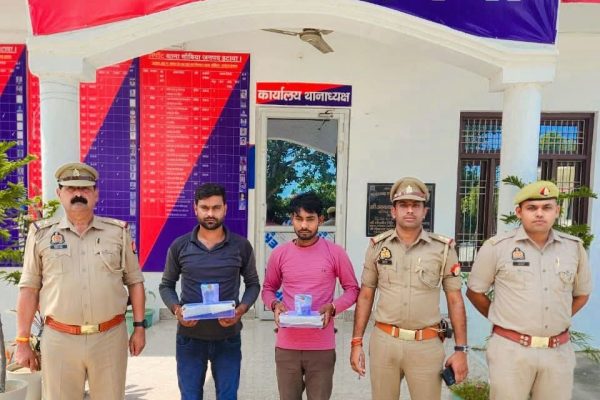 Uttar Pradesh: अवैध असलहा रखने वाले दो आरोपी गिरफ्तार, पुलिस ने तमंचा-कारतूस व नकदी की बरामद