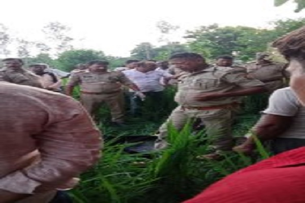 गोंडा: नशेड़ी पति ने जमीन बेचने के विवाद में पत्नी की हंसिये से की हत्या, इलाके में सनसनी