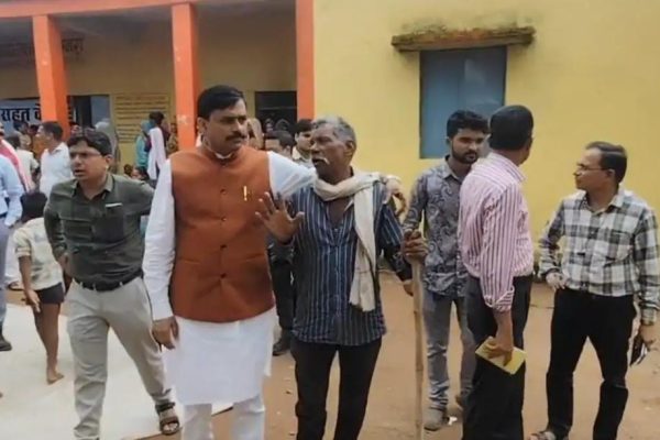 राज्य मंत्री ने किया बाढ़ प्रभावित गांव का दौराः झमरा में लोगों को बाटें 10-10 किलो गेहूं-चावल, कहा- नुकसान की भरपाई सरकार करेगी