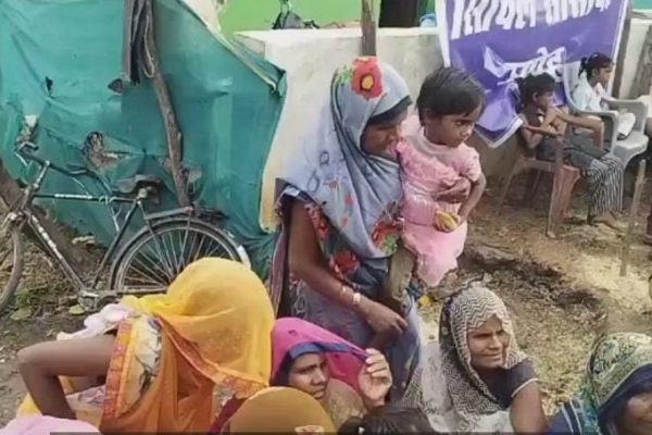 बाढ़ ने छीना सबकुछ, समाज ने थामा हाथ! दमोह के गांवों में राहत लेकर पहुंचे लोग