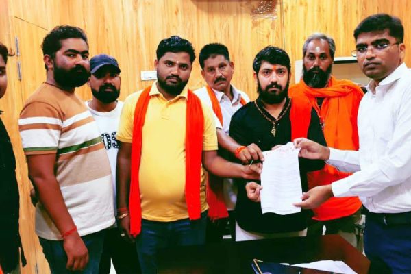 सीधी: दलित युवती से हुए गैंगरेप के खिलाफ शिवसेना का विरोध, सख्त कार्रवाई को लेकर मुख्यमंत्री के नाम अपर कलेक्टर को सौंपा ज्ञापन