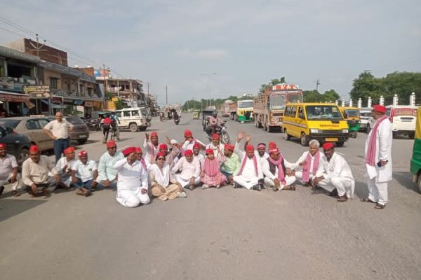 सिद्धार्थनगर में अखिलेश–राहुल की गिरफ्तारी के विरोध में सपा का जोरदार प्रदर्शन, एक घंटे तक हाईवे जाम