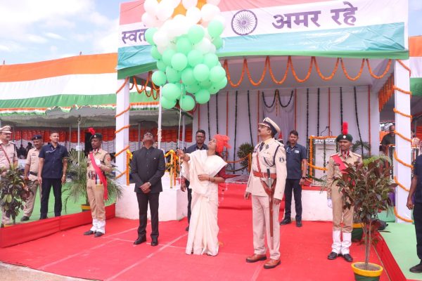 सूरजपुर में हर्षोल्लास से मना 79वां स्वतंत्रता दिवस, मंत्री लक्ष्मी राजवाड़े ने ध्वजारोहण कर दी शांति और सद्भावना की प्रेरणा