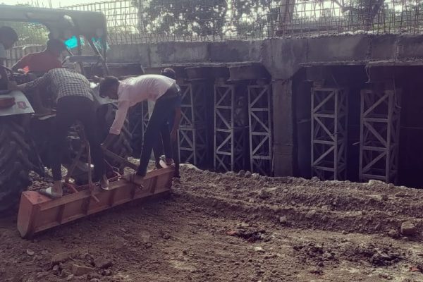 Uttar Pradesh: विभाग और ठेकेदार की उदासीनता से परेशान ग्रामीण: खुद दुरुस्त कराया मार्ग
